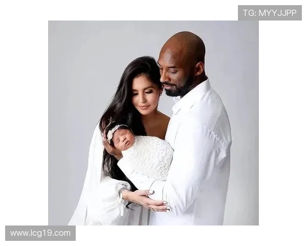 瓦妮莎晒科比旧照,三女儿公园同框,小女儿神似父亲(1) 瓦妮莎晒科比旧照,三女儿公园同框,小女儿神似父亲(1)